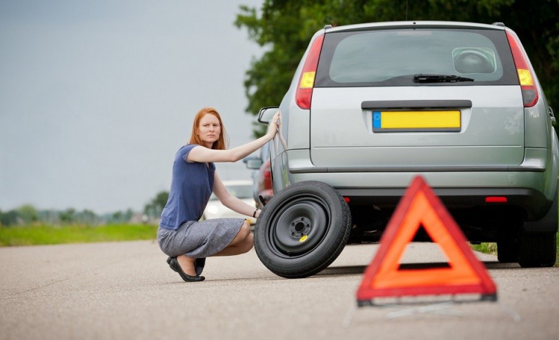 How to change a tire right on the road | HireRush Blog